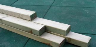 Meletakkan kayu lapis di lantai kayu Lantai kayu lapis DIY di atas balok