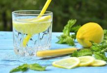 Tentang manfaat dan bahaya minum air lemon: resep