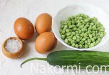 Чудовий салат з зеленим горошком та маринованим огірком Салат свіжий огірок яйце горошок сир морква