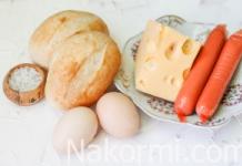 Scrambled eggs in bread: different cooking methods Scrambled eggs in a bun in a frying pan