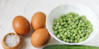 Lahodný šalát so zeleným hráškom a nakladanou uhorkou Šalát čerstvá uhorka vajce hrášok syr mrkva
