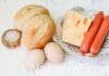 Telur orak-arik dalam roti: metode memasak yang berbeda Telur orak-arik dalam roti di penggorengan