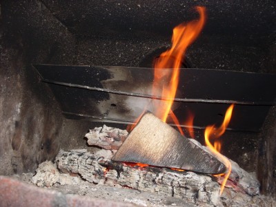 Чистое сжигание. Чистое горение. Температура горения в печи крематория. Сжигание древесного угля в кислороде. Следы горения древесины.